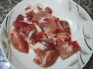 1、小米蒸排骨,从菜市场买来的排骨,洗干净斩成小块