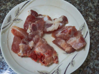 2、小米蒸排骨,加入适量的食盐