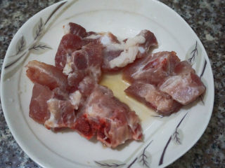 3、小米蒸排骨,加入适量的花生油