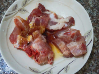 4、小米蒸排骨,加入少许生抽