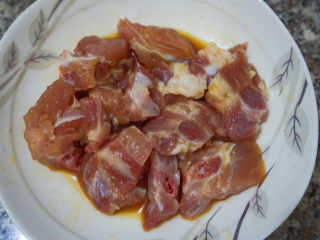 5、小米蒸排骨,搅拌均匀腌制一小时