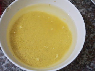 7、小米蒸排骨,放入水中泡半小时