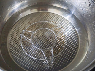 8、小米蒸排骨,干净的锅内放入适量的清水