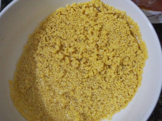 9、小米蒸排骨,泡过的小米将水沥干