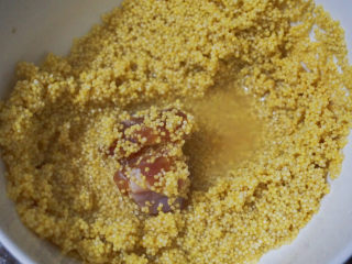 10、小米蒸排骨,将排骨放入小米中均匀抹上