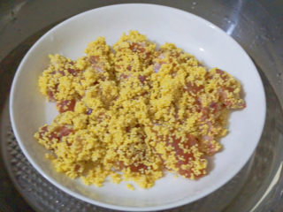 12、小米蒸排骨,将小米排骨放入锅内