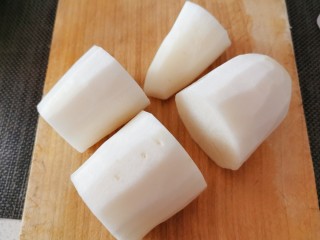 3、酸辣萝卜条,先切大段