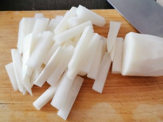 4、酸辣萝卜条,再切成条状