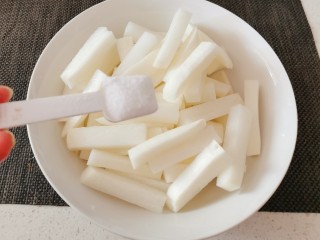 6、酸辣萝卜条,放入4克盐