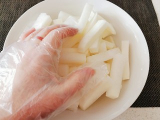 7、酸辣萝卜条,带上手套抓拌均匀