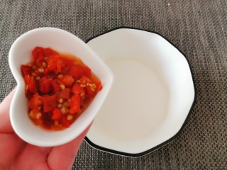 11、酸辣萝卜条,制作碗汁 小碗里面放入白醋  放入剁椒 