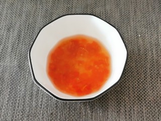 13、酸辣萝卜条,放入2汤匙纯净水