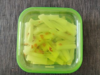 17、酸辣萝卜条,拌匀  盖好盖子 冰箱冷藏  期间上下翻拌2次入味