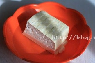 1、烤豆腐,北豆腐在淡盐水中泡20分钟左右，取出沥干水分