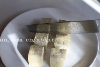 2、烤豆腐,切成2厘米见方的正方形小块