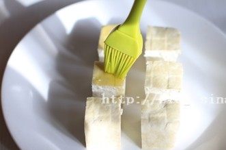 3、烤豆腐,表面刷上橄榄油，放入烤箱，180℃，烤8分钟后取出
