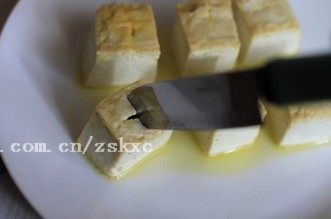 4、烤豆腐,用刀在豆腐表面划十字刀，可以深一点，但不要切断
