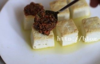 5、烤豆腐,在豆腐上浇上牛肉辣酱