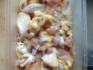 1、鲜菇鸡翅,如图鸡趐切小块加入油、盐、胡椒粉、嫩肉粉、料酒腌制半个小时。