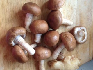 2、鲜菇鸡翅,如图香菇、嫩姜洗净备用。