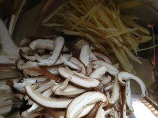 3、鲜菇鸡翅,如图香菇、嫩姜切丝放入碗中。