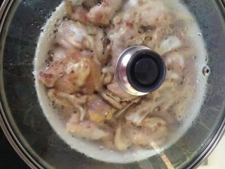 5、鲜菇鸡翅,如图装盘锅起汽放入，大火15分钟，中火10分钟。