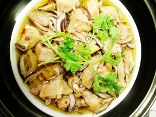 6、鲜菇鸡翅,如图起锅加入香菜调色即可。