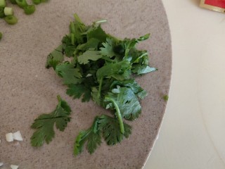 4、酸辣土豆粉,香菜切末