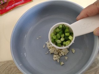 6、酸辣土豆粉,碗里放一勺葱花，