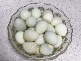 3、铁皮卤蛋--无法拒绝的小零食,剥皮，洗净。注意将鹌鹑蛋表面一层薄薄的半透明的膜也去掉。不然影响上色。