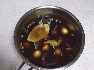 5、铁皮卤蛋--无法拒绝的小零食,将所有调料放入锅中