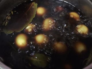 6、铁皮卤蛋--无法拒绝的小零食,煮沸后调至小火继续煮15-20分钟