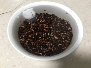 2、芒果黑米椰奶西米露,黑糯米泡发一小时以上。