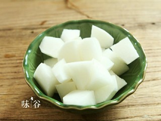 2、萝卜牛腩煲,萝卜去皮切块。