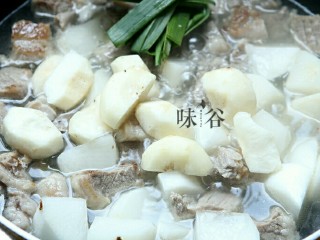 8、萝卜牛腩煲,大蒜去根部,洗干净打结,和马蹄一起放进锅里。