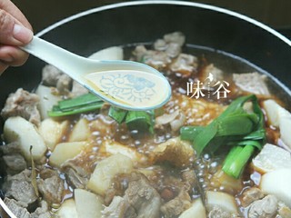 10、萝卜牛腩煲,再放入1勺料酒