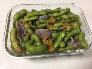 8、糟卤毛豆,倒入糟卤,糟卤没过毛豆为准。我还放了几个鸭胗,也是煮熟的。(喜欢辣的放两个泡椒)