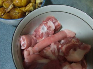 1、栗子红烧猪尾,去净栗子之薄衣待用；猪尾洗净，站成段飞水备用