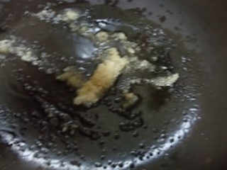 2、栗子红烧猪尾,炒锅放入适量的花生油，加入砂糖，待砂糖部分熔化