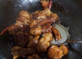 5、栗子红烧猪尾,加入红烧酱油，让猪尾均匀上色