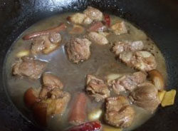 7、栗子红烧猪尾,加进没过材料的水分，盖上盖子，中小火焖20分钟