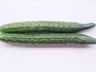 1、低脂爽脆开胃下饭的腌黄瓜条,新鲜黄瓜盐水搓洗干净。