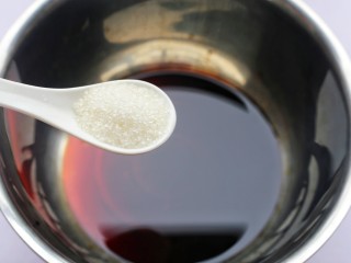 9、低脂爽脆开胃下饭的腌黄瓜条,1勺白糖。