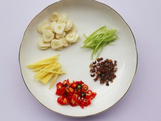 10、低脂爽脆开胃下饭的腌黄瓜条,大蒜切瓣，姜切丝，小米辣切断，香菜只留根茎。