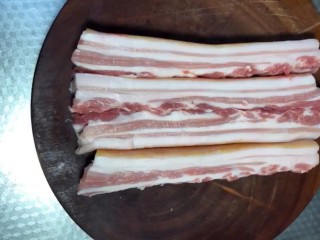 1、红烧肉,准备肥瘦均匀的五花肉