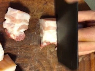 2、红烧肉,切成大块