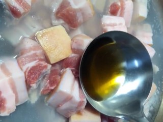 3、红烧肉,凉水下锅加料酒煮出血沫