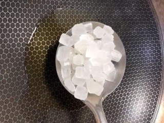 5、红烧肉,起锅烧油下入冰糖小火慢炒