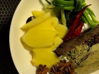 7、红烧肉,下入葱姜，八角，桂皮，香叶，干辣椒，花椒，小茴香炒一下