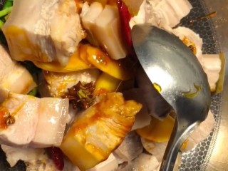 8、红烧肉,再放入肉块炒上颜色